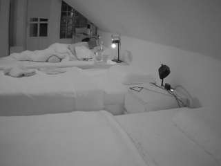 voyeurcam-julmodels-bed-3