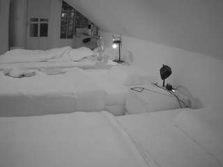 voyeurcam-julmodels-bed-3