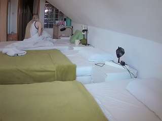 voyeurcam-julmodels-bed-3 live cam profile