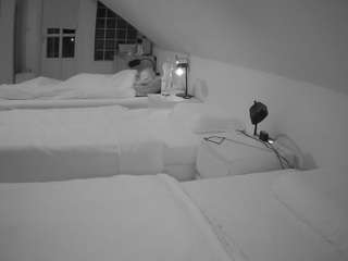 voyeurcam-julmodels-bed-3 live cam profile
