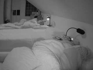 voyeurcam-julmodels-bed-3 live cam profile