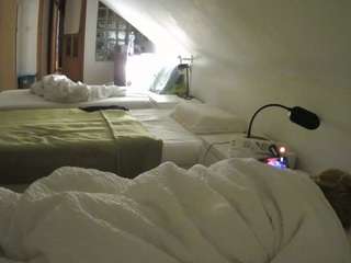 voyeurcam-julmodels-bed-3 webcam