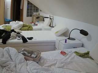 voyeurcam-julmodels-bed-3's CamSoda show and profile