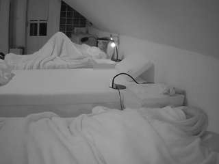 voyeurcam-julmodels-bed-3 camsoda