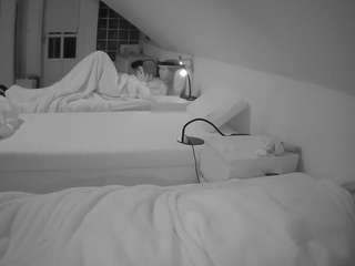 voyeurcam-julmodels-bed-3 webcam