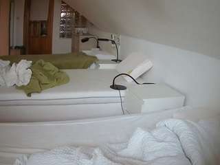 voyeurcam-julmodels-bed-3 webcam