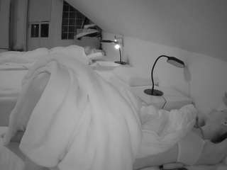 voyeurcam-julmodels-bed-3's CamSoda show and profile