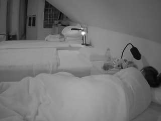voyeurcam-julmodels-bed-3 webcam