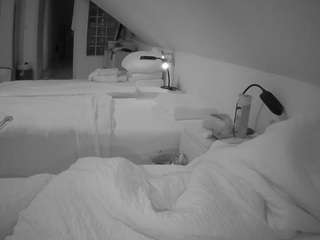 voyeurcam-julmodels-bed-3 webcam