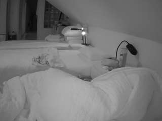 voyeurcam-julmodels-bed-3 webcam
