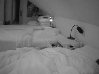 voyeurcam-julmodels-bed-3 webcam