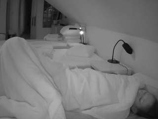 voyeurcam-julmodels-bed-3 webcam