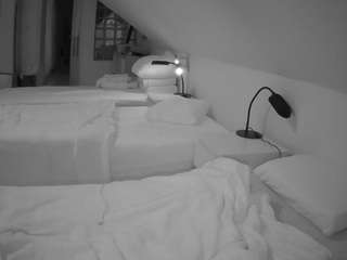 voyeurcam-julmodels-bed-3