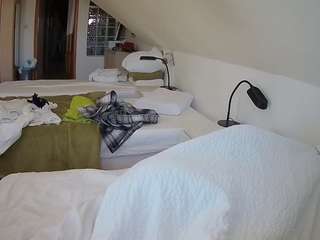 Live stream of voyeurcam-julmodels-bed-3