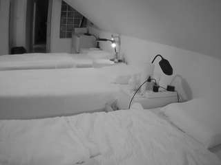 voyeurcam-julmodels-bed-3