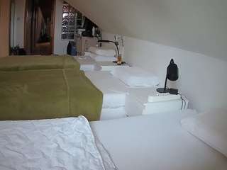 Эта модель сейчас онлайн. voyeurcam-julmodels-bed-3