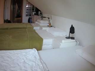 Ce modèle est en direct maintenant. voyeurcam-julmodels-bed-3