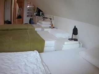 Questo modello è in diretta ora. voyeurcam-julmodels-bed-3