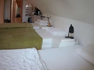 هذا النموذج مباشر الآن. voyeurcam-julmodels-bed-3