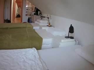 Acest model este live acum. voyeurcam-julmodels-bed-3