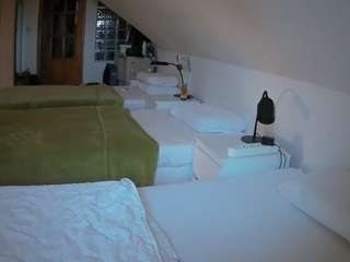 Acest model este live acum. voyeurcam-julmodels-bed-3