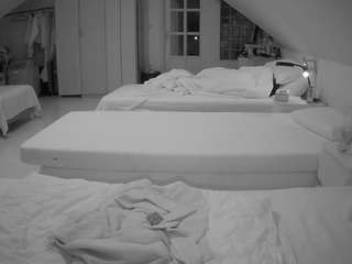 Este modelo está ao vivo agora. voyeurcam-julmodels-bed-3