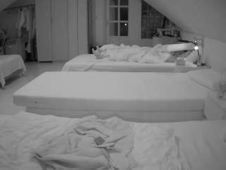 यह मॉडल अभी लाइव है. voyeurcam-julmodels-bed-3