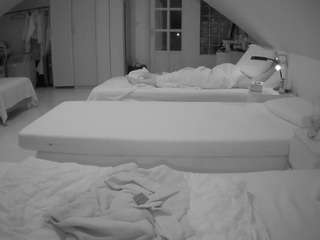 Este modelo está en vivo ahora. voyeurcam-julmodels-bed-3