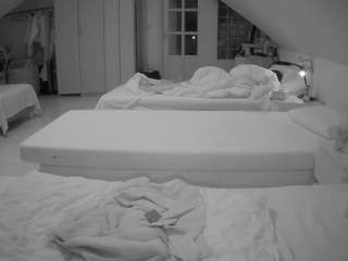 voyeurcam-julmodels-bed-3
