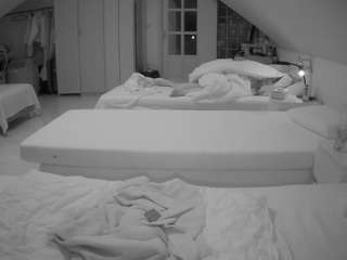 Эта модель сейчас онлайн. voyeurcam-julmodels-bed-3