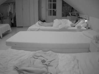 Ce modèle est en direct maintenant. voyeurcam-julmodels-bed-3
