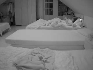 이 모델은 현재 라이브 중입니다. voyeurcam-julmodels-bed-3