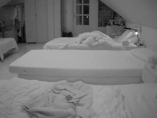 Ten model jest teraz na żywo. voyeurcam-julmodels-bed-3