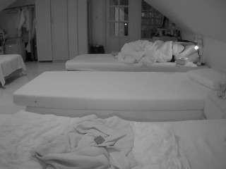 このモデルは現在ライブ中です。 voyeurcam-julmodels-bed-3