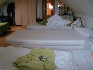 هذا النموذج مباشر الآن. voyeurcam-julmodels-bed-3