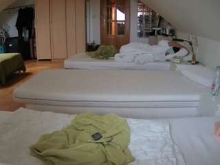 Bu model şu anda canlı. voyeurcam-julmodels-bed-3