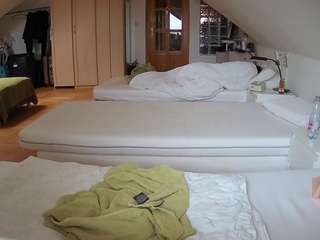 Эта модель сейчас онлайн. voyeurcam-julmodels-bed-3