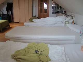 该模特正在直播。 voyeurcam-julmodels-bed-3