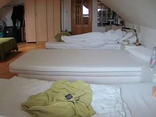 该模特正在直播。 voyeurcam-julmodels-bed-3