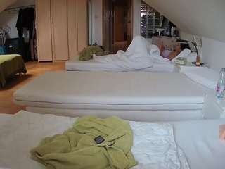 यह मॉडल अभी लाइव है. voyeurcam-julmodels-bed-3