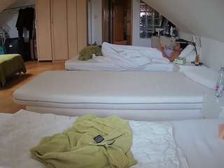 Model ini sedang live sekarang. voyeurcam-julmodels-bed-3