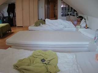 Questo modello è in diretta ora. voyeurcam-julmodels-bed-3