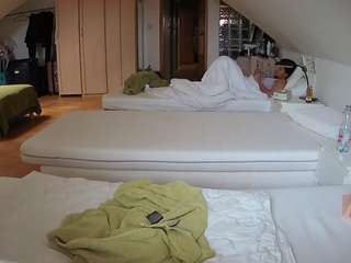 Ten model jest teraz na żywo. voyeurcam-julmodels-bed-3