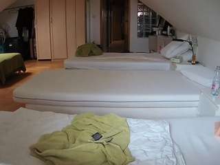 यह मॉडल अभी लाइव है. voyeurcam-julmodels-bed-3