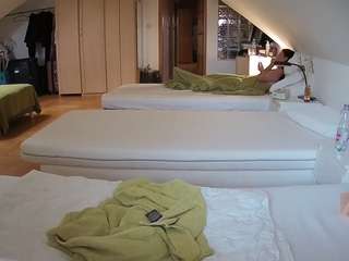 Dit model is nu live. voyeurcam-julmodels-bed-3