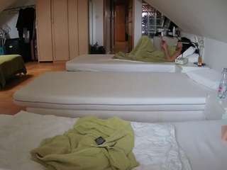Este modelo está en vivo ahora. voyeurcam-julmodels-bed-3