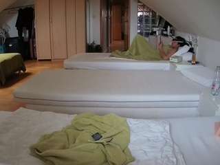 该模特正在直播。 voyeurcam-julmodels-bed-3