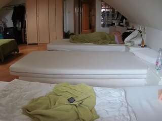 Este modelo está ao vivo agora. voyeurcam-julmodels-bed-3