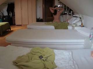 このモデルは現在ライブ中です。 voyeurcam-julmodels-bed-3