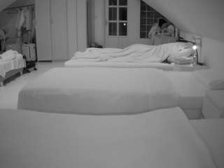 voyeurcam-julmodels-bed-3